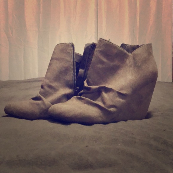 Women’s gray booties - Picture 1 of 4